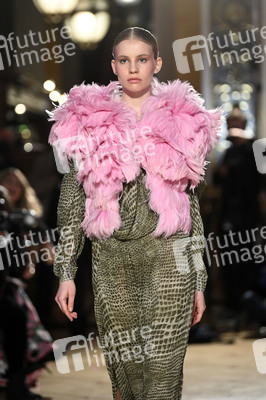 Dawid Tomaszewski Fashion Show auf der Frankfurt Fashion Week Herbst/Winter 2022