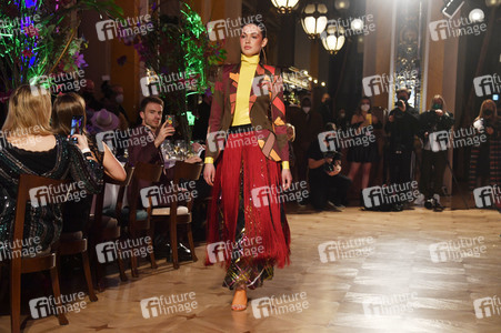 Dawid Tomaszewski Fashion Show auf der Frankfurt Fashion Week Herbst/Winter 2022