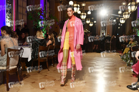 Dawid Tomaszewski Fashion Show auf der Frankfurt Fashion Week Herbst/Winter 2022