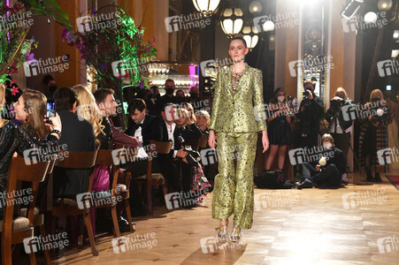 Dawid Tomaszewski Fashion Show auf der Frankfurt Fashion Week Herbst/Winter 2022