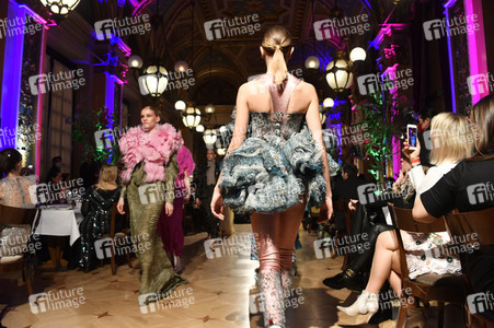 Dawid Tomaszewski Fashion Show auf der Frankfurt Fashion Week Herbst/Winter 2022