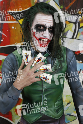 GEEK ART: Joker meets Riddler Bodypainting