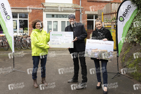 Naturschutzspende vom Kalender Bodypainting in Nature 2022 in Hannover