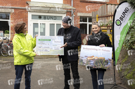 Naturschutzspende vom Kalender Bodypainting in Nature 2022 in Hannover