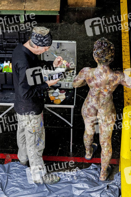 DIVERSE PEOPLE ART Kunstperformance Black