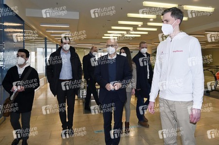 Peter Tschentscher beim Besuch vom Impfzentrum Harburg in Hamburg