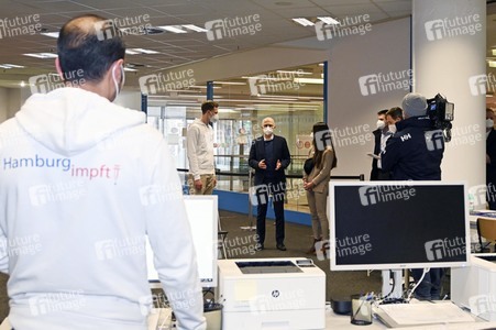 Peter Tschentscher beim Besuch vom Impfzentrum Harburg in Hamburg