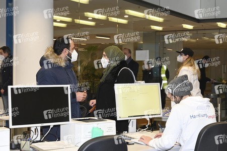 Peter Tschentscher beim Besuch vom Impfzentrum Harburg in Hamburg