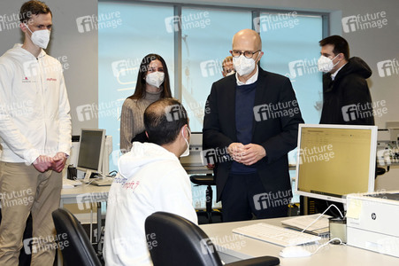 Peter Tschentscher beim Besuch vom Impfzentrum Harburg in Hamburg