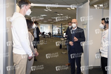 Peter Tschentscher beim Besuch vom Impfzentrum Harburg in Hamburg