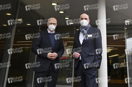 Peter Tschentscher beim Besuch vom Impfzentrum Harburg in Hamburg