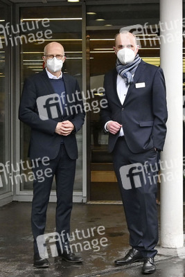 Peter Tschentscher beim Besuch vom Impfzentrum Harburg in Hamburg