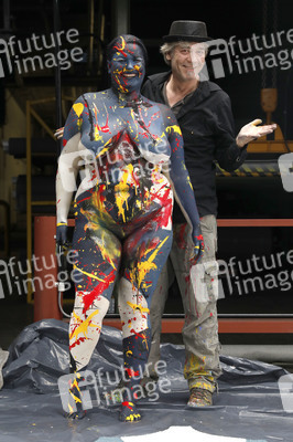 DIVERSE PEOPLE ART Kunstperformance Curvy