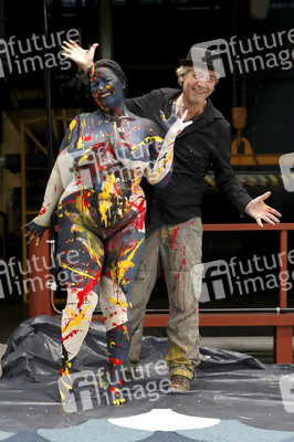 DIVERSE PEOPLE ART Kunstperformance Curvy