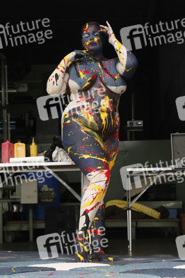 DIVERSE PEOPLE ART Kunstperformance Curvy