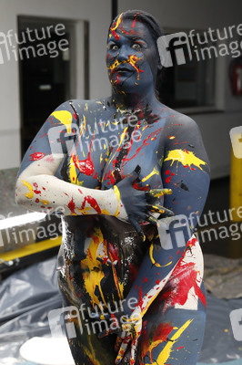 DIVERSE PEOPLE ART Kunstperformance Curvy