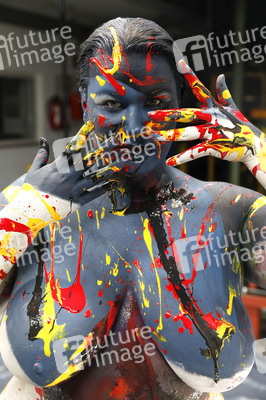 DIVERSE PEOPLE ART Kunstperformance Curvy