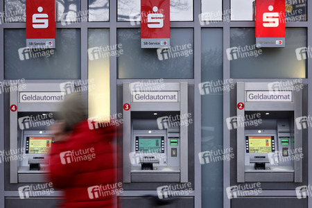 Symbolfoto Sparkassen Geldautomaten