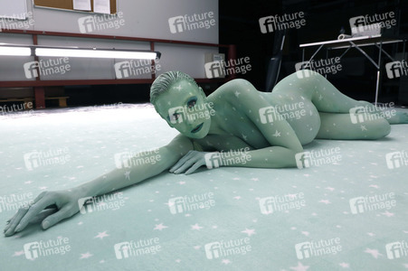 DIVERSE PEOPLE ART Kunstperformance Pregnant