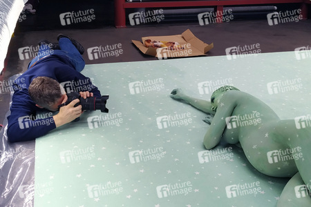 DIVERSE PEOPLE ART Kunstperformance Pregnant