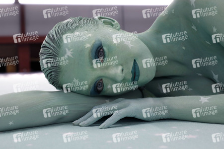 DIVERSE PEOPLE ART Kunstperformance Pregnant