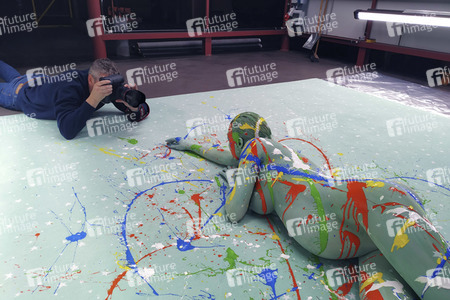 DIVERSE PEOPLE ART Kunstperformance Pregnant