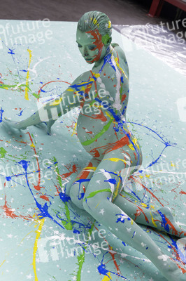 DIVERSE PEOPLE ART Kunstperformance Pregnant