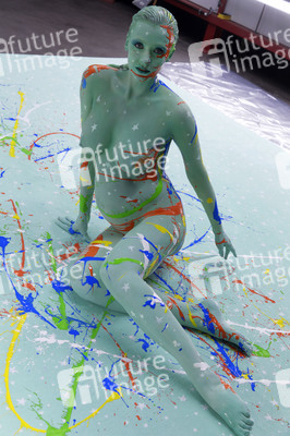 DIVERSE PEOPLE ART Kunstperformance Pregnant