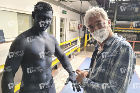 DIVERSE PEOPLE ART Kunstperformance Male