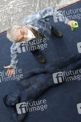 DIVERSE PEOPLE ART Kunstperformance Male