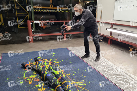 DIVERSE PEOPLE ART Kunstperformance Male