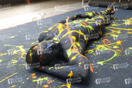 DIVERSE PEOPLE ART Kunstperformance Male