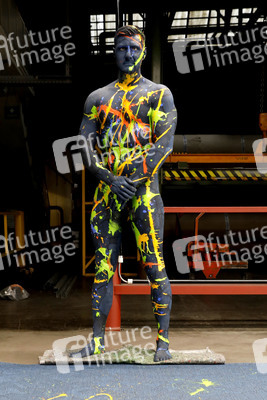 DIVERSE PEOPLE ART Kunstperformance Male