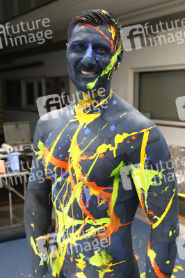 DIVERSE PEOPLE ART Kunstperformance Male