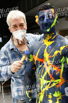 DIVERSE PEOPLE ART Kunstperformance Male