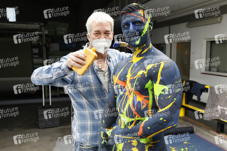 DIVERSE PEOPLE ART Kunstperformance Male