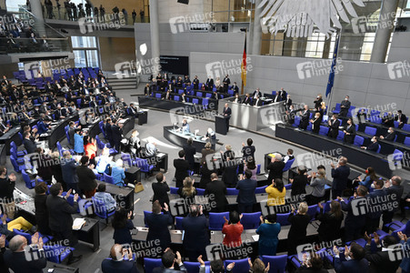 Sondersitzung des Deutschen Bundestages in Berlin