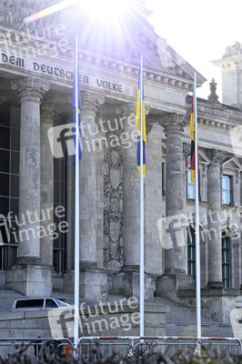 Flaggensetzung vor dem Reichstagsgebäude in Berlin