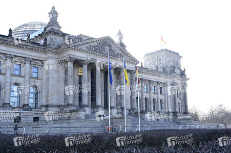 Flaggensetzung vor dem Reichstagsgebäude in Berlin