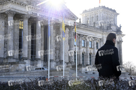 Flaggensetzung vor dem Reichstagsgebäude in Berlin