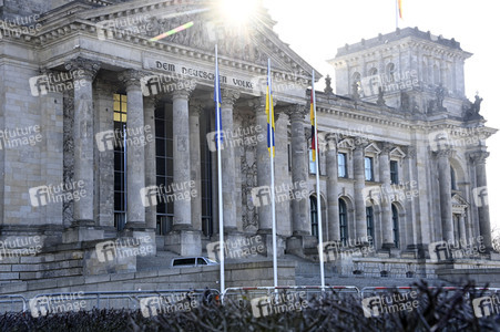 Flaggensetzung vor dem Reichstagsgebäude in Berlin