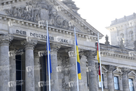 Flaggensetzung vor dem Reichstagsgebäude in Berlin