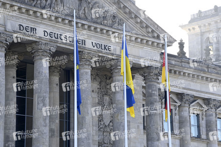 Flaggensetzung vor dem Reichstagsgebäude in Berlin