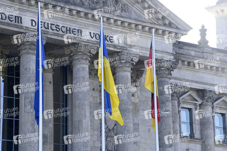 Flaggensetzung vor dem Reichstagsgebäude in Berlin