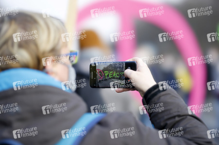Großdemonstration gegen den Krieg in der Ukraine in Berlin