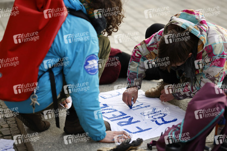 Großdemonstration gegen den Krieg in der Ukraine in Berlin