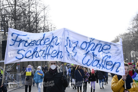 Großdemonstration gegen den Krieg in der Ukraine in Berlin