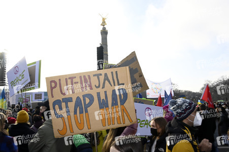 Großdemonstration gegen den Krieg in der Ukraine in Berlin