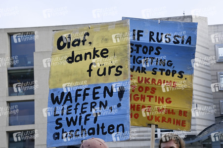Großdemonstration gegen den Krieg in der Ukraine in Berlin