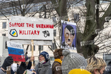 Großdemonstration gegen den Krieg in der Ukraine in Berlin